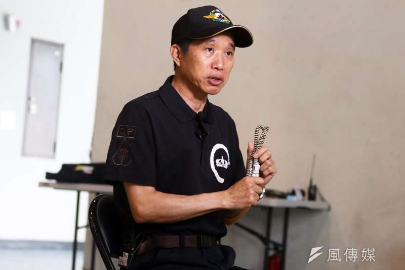 20190603_向軍警單位授課、推廣繩索技能的徐世豐,手中拿著的「子惠繩」正是能快速完成下降、轉換、攀登的關鍵。(蘇仲泓攝) 20190603_向軍警單位授課、推廣繩索技能的徐世豐,手中拿著的「子惠繩」正是能快速完成下降、轉換、攀登的關鍵。(蘇仲泓攝)