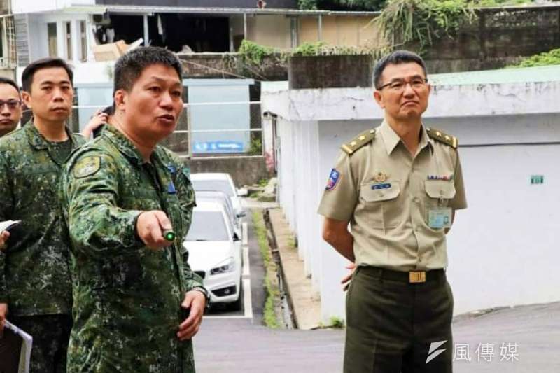20190604-憲兵指揮官莫又銘中將(右)任內積極走訪基層單位,聽取營舍修繕規劃報告。(蘇仲泓攝) 20190604-憲兵指揮官莫又銘中將(右)任內積極走訪基層單位,聽取營舍修繕規劃報告。(蘇仲泓攝)
