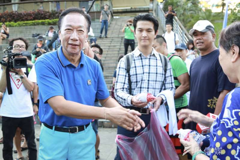 20190606-鴻海董事長郭台銘端午節至碧潭划龍舟,並發放香包給民眾。(簡必丞攝) 20190606-鴻海董事長郭台銘端午節至碧潭划龍舟,並發放香包給民眾。(簡必丞攝)