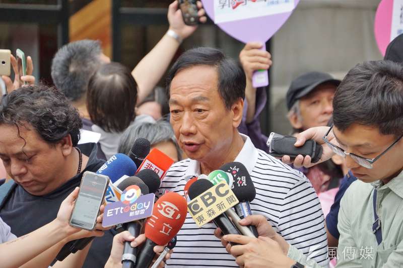 鴻海集團董事長郭台銘9日前往信義區發送果凍發財包，會前接受採訪。（盧逸峰攝）