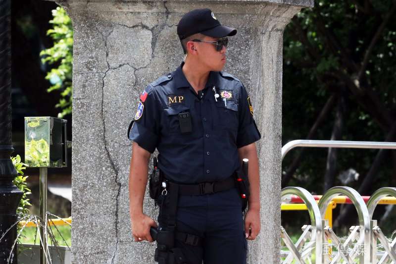 20190612-衛戍首都的憲兵202指揮部近期調整衛哨人員服勤裝備,包括總統府、國防部部分衛哨裝備電擊槍,強化緊急狀況下的應處能力。圖為總統府憲兵新配備電擊槍,採腿掛方式攜行,身上還包括胡椒噴霧、警棍等裝備,增加運用彈性。(蘇仲泓攝) 20190612-衛戍首都的憲兵202指揮部近期調整衛哨人員服勤裝備,包括總統府、國防部部分衛哨裝備電擊槍,強化緊急狀況下的應處能力。圖為總統府憲兵新配備電擊槍,採腿掛方式攜行,身上還包括胡椒噴霧、警棍等裝備,增加運用彈性。(蘇仲泓攝)