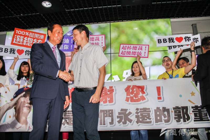 20190621-鴻海董事長郭台銘卸下職務後,與員工合影道別。(蔡親傑攝) 20190621-鴻海董事長郭台銘卸下職務後,與員工合影道別。(蔡親傑攝)