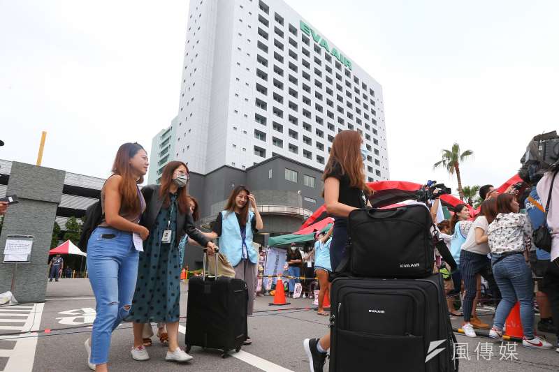 20190626-南崁長榮航運大樓前長榮空服員罷工,先前受困維也納的空服員回國後與同事相擁而泣。(顏麟宇攝) 20190626-南崁長榮航運大樓前長榮空服員罷工,先前受困維也納的空服員回國後與同事相擁而泣。(顏麟宇攝)
