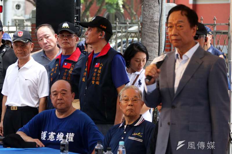 20190626-上周郭台銘出席800壯士新書發表會,由於現場屬開放空間,加上國民黨主席吳敦義亦有出席,警衛環複雜混亂,寶哥(左二)眼光持續停留在「老闆」郭台銘身上,展現高度隨扈專業。(蘇仲泓攝) 20190626-上周郭台銘出席800壯士新書發表會,由於現場屬開放空間,加上國民黨主席吳敦義亦有出席,警衛環複雜混亂,寶哥(左二)眼光持續停留在「老闆」郭台銘身上,展現高度隨扈專業。(蘇仲泓攝)