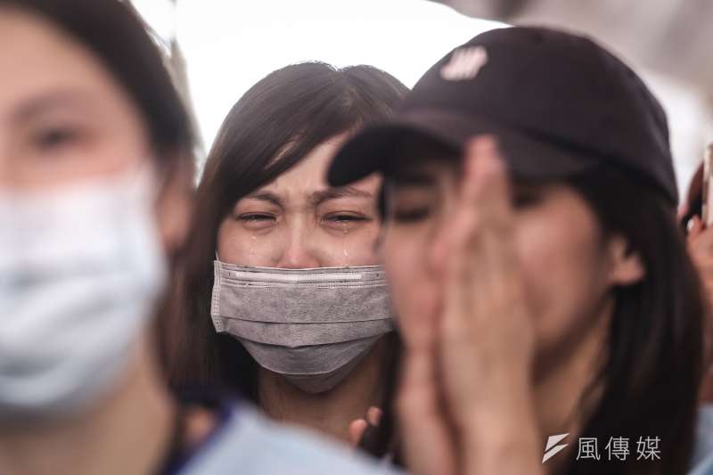 20190629-南崁長榮航運大樓前長榮空服員罷工,29日下午宣布投票結果,現場聲援空服員情緒激動落淚。(陳品佑攝) 20190629-南崁長榮航運大樓前長榮空服員罷工,29日下午宣布投票結果,現場聲援空服員情緒激動落淚。(陳品佑攝)