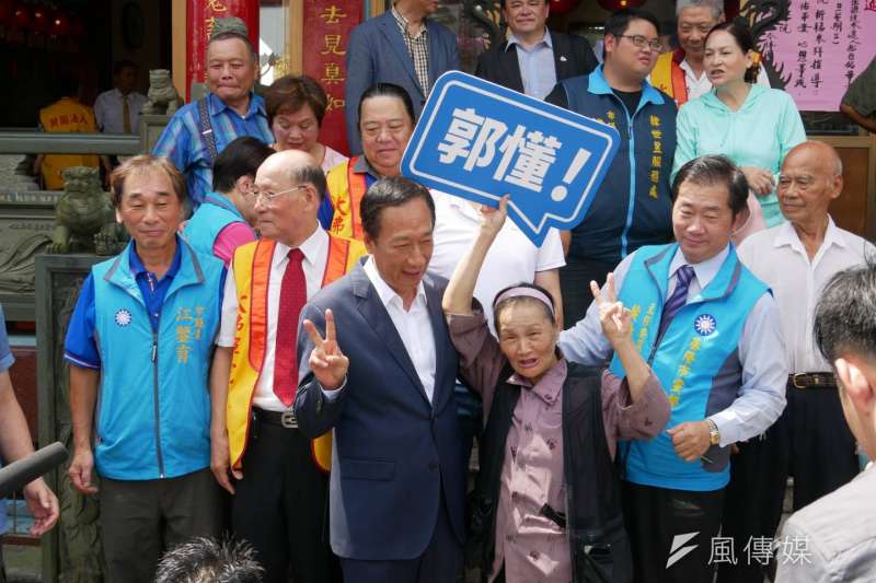 鴻海創辦人郭台銘10日上午到基隆市中正公園大佛禪院參拜，與支持民眾合影。（潘維庭攝）