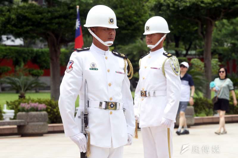 20190721-仲泓調查配圖-海軍儀隊近期悄悄將人員原先縫在左臂上的榮譽上士臂章,改成掛在肩上的榮譽上士肩章。圖為改變後的模樣。(蘇仲泓攝) 20190721-仲泓調查配圖-海軍儀隊近期悄悄將人員原先縫在左臂上的榮譽上士臂章,改成掛在肩上的榮譽上士肩章。圖為改變後的模樣。(蘇仲泓攝)