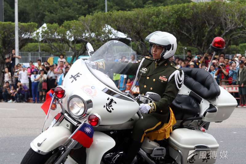 20190721-仲泓調查配圖-前身為憲兵機車連的憲兵202指揮部快速反應連,出慶典、儀節類型勤務,重機手掛著的階級亦為榮譽上士。(蘇仲泓攝) 20190721-仲泓調查配圖-前身為憲兵機車連的憲兵202指揮部快速反應連,出慶典、儀節類型勤務,重機手掛著的階級亦為榮譽上士。(蘇仲泓攝)