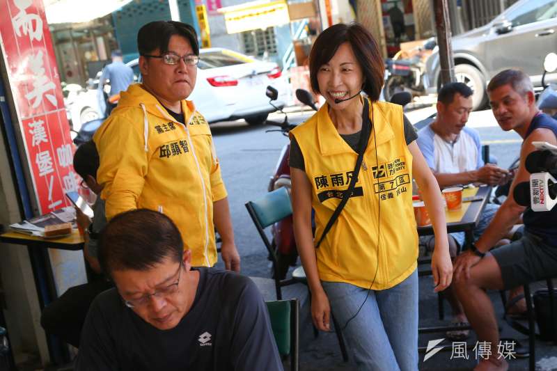 20190727-時代力量北市立委參選人陳雨凡（右）27日由黨主席邱顯智（左）陪同掃街拜票。（顏麟宇攝）