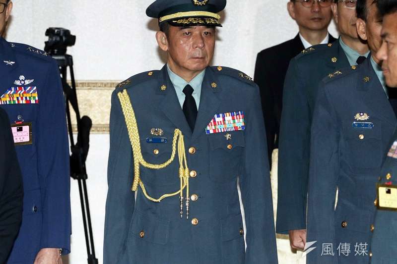 20190728-蔡政府上任後啟用的第二位侍衛長是陸軍出身的張捷(中)。原本可望隨著總統出訪歸國後,卸下侍衛長職務出任軍團指揮官,如今卻因案只能去職,調陸軍司令部委員,若一段時間內無法敗部復活,只能黯然退伍。(蘇仲泓攝) 20190728-蔡政府上任後啟用的第二位侍衛長是陸軍出身的張捷(中)。原本可望隨著總統出訪歸國後,卸下侍衛長職務出任軍團指揮官,如今卻因案只能去職,調陸軍司令部委員,若一段時間內無法敗部復活,只能黯然退伍。(蘇仲泓攝)