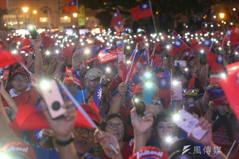 台灣政治走向「爽政治」，粉與黑兩極對立。圖為國民黨總統參選人韓國瑜造勢現場，韓粉熱情高呼口號。（顏麟宇攝）