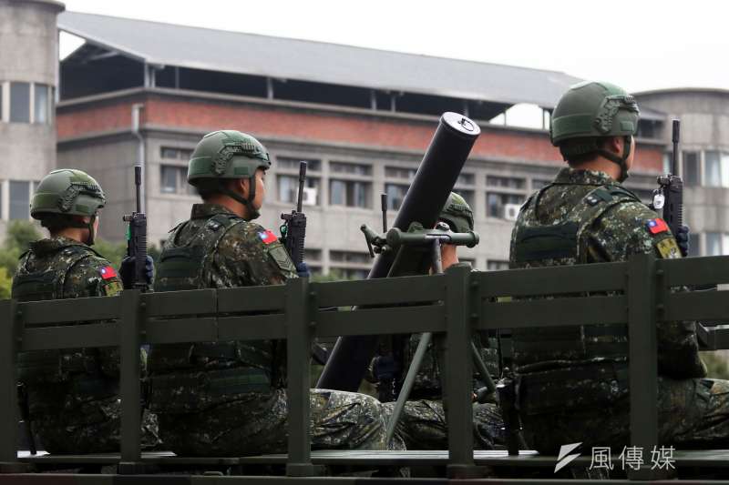 20190810-衛戍首都的憲兵部隊有一個砲兵單位以迫砲為主要武器,現階段仍以悍馬車等車輛載運,防護力、機動力略顯不足。未來如有機會換裝雲豹甲車迫砲車型,相關問題都能有所改善。(蘇仲泓攝) 20190810-衛戍首都的憲兵部隊有一個砲兵單位以迫砲為主要武器,現階段仍以悍馬車等車輛載運,防護力、機動力略顯不足。未來如有機會換裝雲豹甲車迫砲車型,相關問題都能有所改善。(蘇仲泓攝)