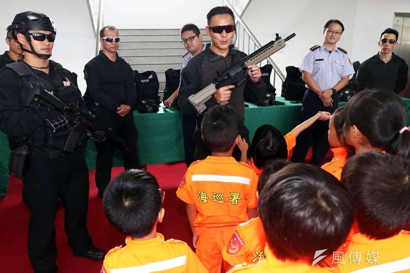 20190821-海巡署特勤隊人員在「小小海巡體驗營」中向小朋友介紹特勤隊使用的裝備,包括擬真長、短槍及防護頭盔、戰術背心。(蘇仲泓攝) 20190821-海巡署特勤隊人員在「小小海巡體驗營」中向小朋友介紹特勤隊使用的裝備,包括擬真長、短槍及防護頭盔、戰術背心。(蘇仲泓攝)