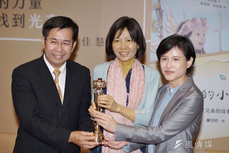 20190826-教育部長潘文忠、作家幸佳慧、文化部長鄭麗君合影。(盧逸峰攝) 20190826-教育部長潘文忠、作家幸佳慧、文化部長鄭麗君合影。(盧逸峰攝)