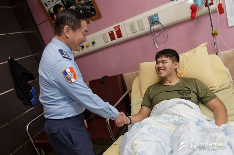20190905-參謀總長沈一鳴上將日前南下主持中正預校校長布達,會後轉往國軍高雄總院慰問秦良丰。(蘇仲泓攝) 20190905-參謀總長沈一鳴上將日前南下主持中正預校校長布達,會後轉往國軍高雄總院慰問秦良丰。(蘇仲泓攝)