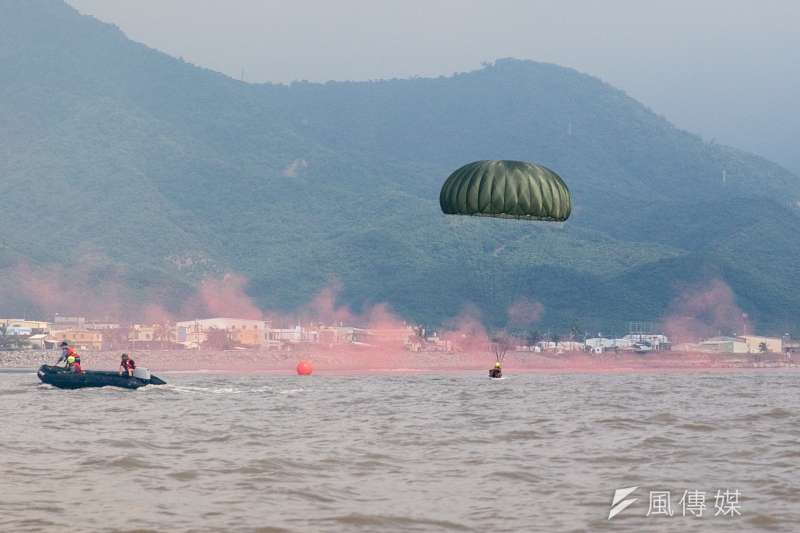 20190905-陸軍空訓中心教官組日前在屏東地區執行海上跳傘訓練,展現傘兵在各種場域環境都能跳傘的能力。(蘇仲泓攝) 20190905-陸軍空訓中心教官組日前在屏東地區執行海上跳傘訓練,展現傘兵在各種場域環境都能跳傘的能力。(蘇仲泓攝)