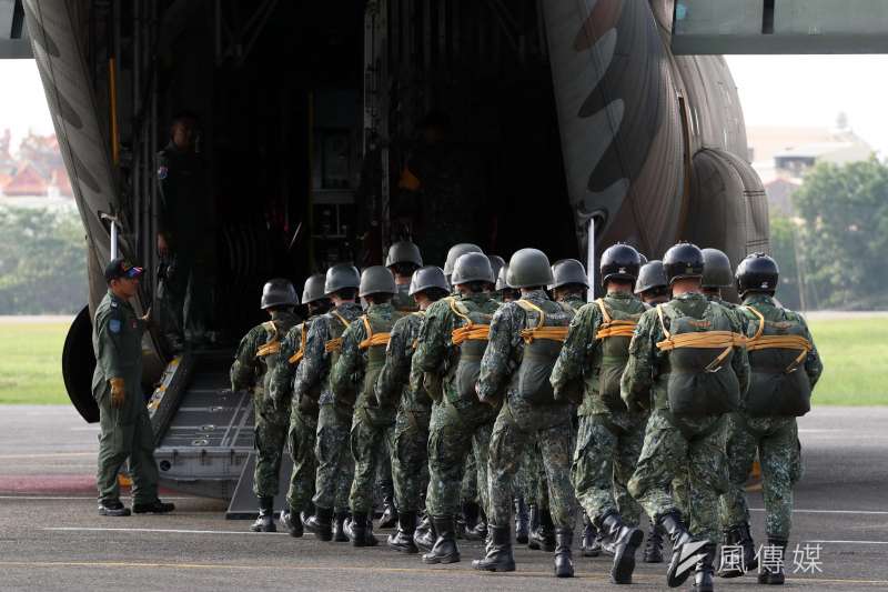 20190905-傘兵的養成得先經過嚴格的地面訓練才具有登上跳傘任務機的資格,戰時是國軍重要的戰力,能對目標區實施空降。圖為傘兵魚貫登上C-130運輸機後艙門。(蘇仲泓攝) 20190905-傘兵的養成得先經過嚴格的地面訓練才具有登上跳傘任務機的資格,戰時是國軍重要的戰力,能對目標區實施空降。圖為傘兵魚貫登上C-130運輸機後艙門。(蘇仲泓攝)