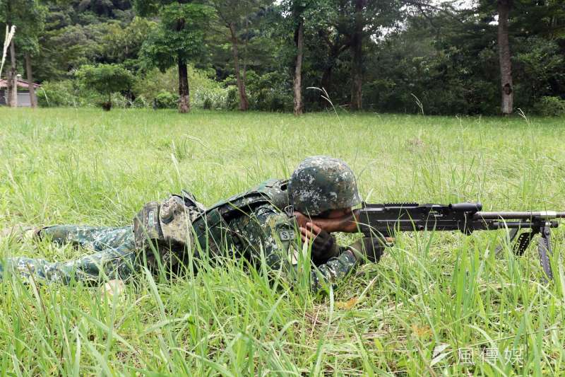 20190912-特5營官兵運用特戰分遣隊的編組及兩倍兵力執行戰傷救護、傷患後送、物資搬運等科目演練,選定直升機降落場後,周邊警戒、導引降落等環節處處皆學問。圖為官兵在草堆中以機槍向外警戒。(蘇仲泓攝) 20190912-特5營官兵運用特戰分遣隊的編組及兩倍兵力執行戰傷救護、傷患後送、物資搬運等科目演練,選定直升機降落場後,周邊警戒、導引降落等環節處處皆學問。圖為官兵在草堆中以機槍向外警戒。(蘇仲泓攝)