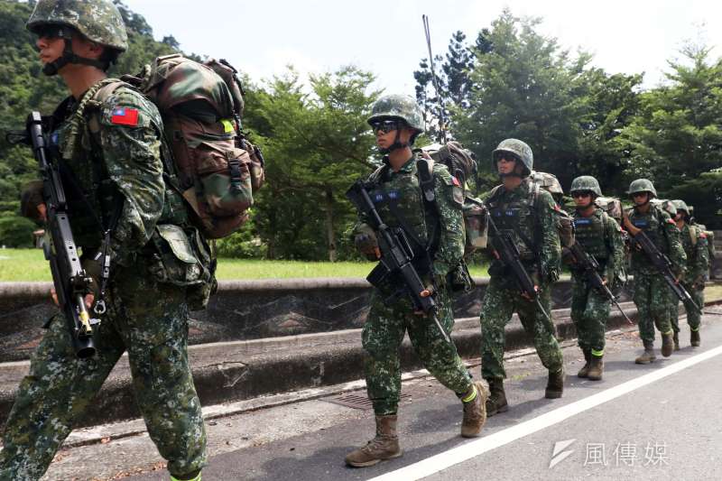20190912-陸軍特指部特5營近日展開為期21天、總距離550公里的「戰術任務行軍訓練」,期間跨越北部4縣市、11個鄉鎮。官兵在行軍過程中驗證各項戰技、戰術,有效提升特戰部隊戰力。(蘇仲泓) 20190912-陸軍特指部特5營近日展開為期21天、總距離550公里的「戰術任務行軍訓練」,期間跨越北部4縣市、11個鄉鎮。官兵在行軍過程中驗證各項戰技、戰術,有效提升特戰部隊戰力。(蘇仲泓)