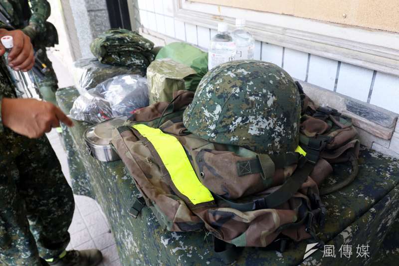 20190912-陸軍特指部特5營近日展開為期21天、總距離550公里的「戰術任務行軍訓練」,期間將跨越4個縣市、11個鄉鎮;官兵每天身負25公斤左右的重量,考驗體力也磨練意志。圖為背包內容物。(蘇仲泓攝) 20190912-陸軍特指部特5營近日展開為期21天、總距離550公里的「戰術任務行軍訓練」,期間將跨越4個縣市、11個鄉鎮;官兵每天身負25公斤左右的重量,考驗體力也磨練意志。圖為背包內容物。(蘇仲泓攝)