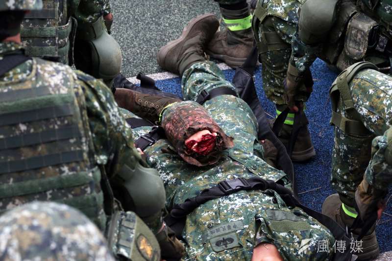 20190912-陸軍特指部特5營近日展開總距離550公里的「戰術任務行軍訓練」,日前來到宜蘭縣大同國小,在陸航黑鷹直升機協力下,於學校操場執行物資運補、戰傷急救、傷患後送等科目,單位甚至找來斷腿(圖),提升演練臨場感。(蘇仲弘攝) 20190912-陸軍特指部特5營近日展開總距離550公里的「戰術任務行軍訓練」,日前來到宜蘭縣大同國小,在陸航黑鷹直升機協力下,於學校操場執行物資運補、戰傷急救、傷患後送等科目,單位甚至找來斷腿(圖),提升演練臨場感。(蘇仲弘攝)