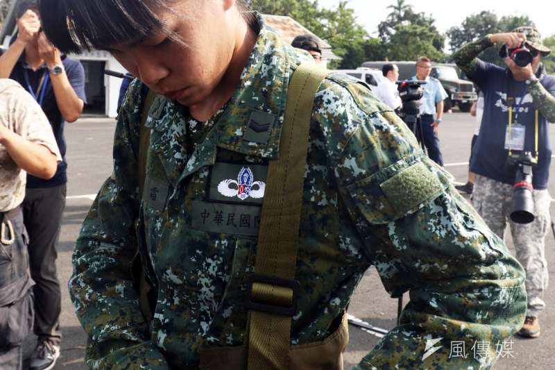 20190919-傘兵除了透過累積跳傘次數,讓自己傘徽上的梅花,從1朵變2朵、2朵變3朵,或是接受俗稱「鐵漢傘」的特種地形傘訓,完訓者具備山地、水域、林間空降能力,配戴鐵漢傘徽於左胸口。(蘇仲泓攝) 20190919-傘兵除了透過累積跳傘次數,讓自己傘徽上的梅花,從1朵變2朵、2朵變3朵,或是接受俗稱「鐵漢傘」的特種地形傘訓,完訓者具備山地、水域、林間空降能力,配戴鐵漢傘徽於左胸口。(蘇仲泓攝)