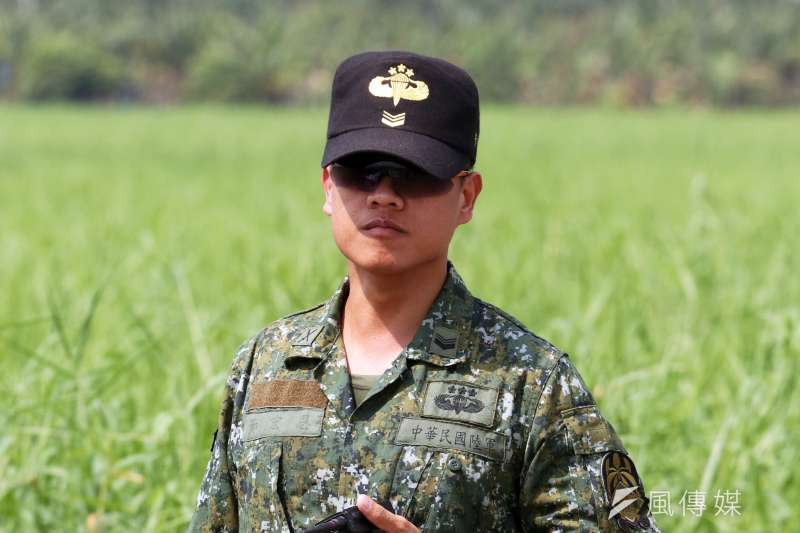 20190919-傘徽上面的梅花代表跳傘次數的多寡,1朵為5次至19次,2朵為20次至49次,3朵為50次以上。圖中中士來自神龍小組,傘徽顯示其跳傘次數至少50次。(蘇仲泓攝) 20190919-傘徽上面的梅花代表跳傘次數的多寡,1朵為5次至19次,2朵為20次至49次,3朵為50次以上。圖中中士來自神龍小組,傘徽顯示其跳傘次數至少50次。(蘇仲泓攝)