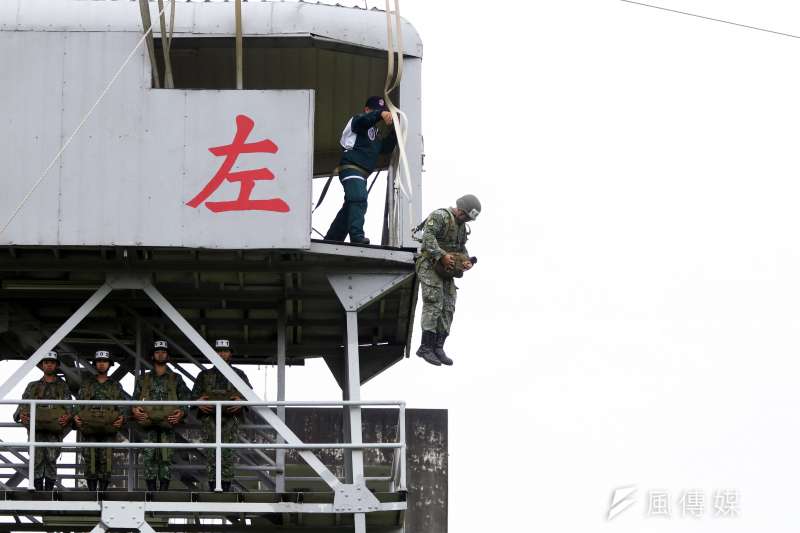 20190919-要成為1名合格的傘兵,得先前往屏東大武營區接受嚴格傘訓的地面訓練,共區分為5大站,分別為「跳台側滾」、「機身訓練」、「擺動著陸」、「吊架訓練」、「跳塔訓練」。圖中學員接受的是塔高34呎的「跳塔訓練」。(蘇仲泓攝) 20190919-要成為1名合格的傘兵,得先前往屏東大武營區接受嚴格傘訓的地面訓練,共區分為5大站,分別為「跳台側滾」、「機身訓練」、「擺動著陸」、「吊架訓練」、「跳塔訓練」。圖中學員接受的是塔高34呎的「跳塔訓練」。(蘇仲泓攝)