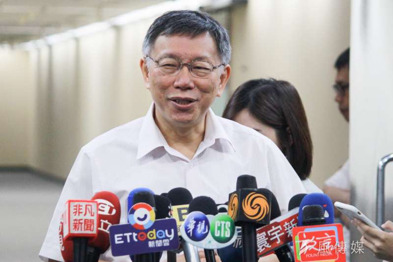 台北市長柯文哲（見圖）18日接受台視新聞《翻轉台灣2020》專訪時爆料，郭台銘之所以會退黨、甚至退選，當初國民黨31名大老刊登的聯合聲明是一大原因，簽名的31人中有15人曾向郭勸進過。（方炳超攝）