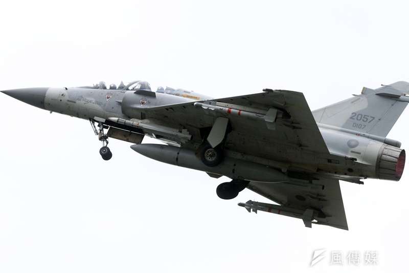 20190924-空軍三型主力戰機之一的幻象2000性能優異,但苦無升級機會也讓其定位最為尷尬。官員稱幻象至少還能服役8年,「暫無汰除計畫」;後續如何處理,跟法國原廠則還要再談。(蘇仲泓攝) 20190924-空軍三型主力戰機之一的幻象2000性能優異,但苦無升級機會也讓其定位最為尷尬。官員稱幻象至少還能服役8年,「暫無汰除計畫」;後續如何處理,跟法國原廠則還要再談。(蘇仲泓攝)