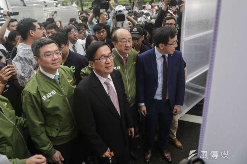 20190928-前總統陳水扁出席民進黨33週年黨慶臺灣派對,黨主席卓榮泰與立院黨團總召柯建銘陪同參觀。(陳品佑攝) 20190928-前總統陳水扁出席民進黨33週年黨慶臺灣派對,黨主席卓榮泰與立院黨團總召柯建銘陪同參觀。(陳品佑攝)