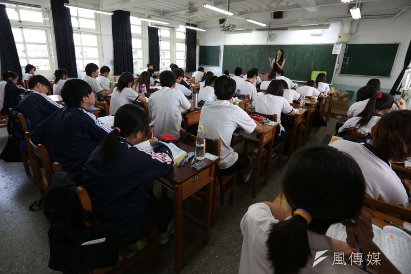 高中老師教學搭配時事，希望讓學生認識的中國不只一種角度。（林瑞慶攝）