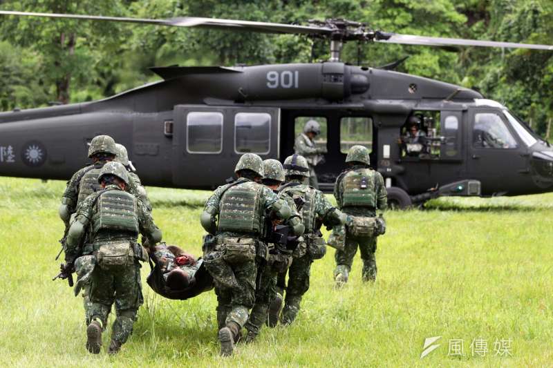 20191003-特5營官兵除了本身在緊急救護、戰傷照護上下功夫,利用行軍機會,申請黑鷹直升機支援,演練傷患後送科目。這樣可以確保官兵無論自身還是協力,都有遂行任務能力。(蘇仲泓攝) 20191003-特5營官兵除了本身在緊急救護、戰傷照護上下功夫,利用行軍機會,申請黑鷹直升機支援,演練傷患後送科目。這樣可以確保官兵無論自身還是協力,都有遂行任務能力。(蘇仲泓攝)