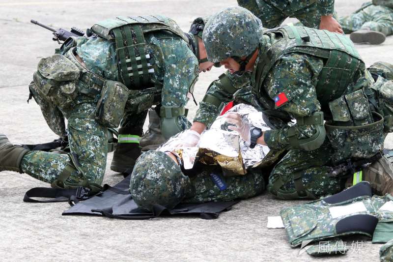 20191003-陸軍特指部特5營現有56名官兵擁有EMT-1資格,但僅有16人擁有戰傷照護TCCC證照;TCCC高於EMT-1,能對患場進行的處置種類也更多。圖為官兵以太空毯包裹患者,避免失溫。(蘇仲泓攝) 20191003-陸軍特指部特5營現有56名官兵擁有EMT-1資格,但僅有16人擁有戰傷照護TCCC證照;TCCC高於EMT-1,能對患場進行的處置種類也更多。圖為官兵以太空毯包裹患者,避免失溫。(蘇仲泓攝)