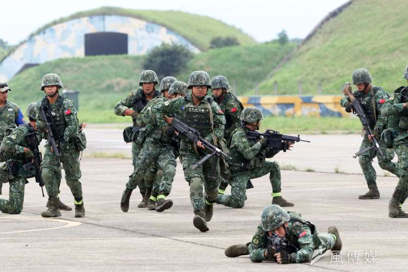 20191003-陸軍特戰部隊近年與美軍交流協訓經驗豐富,習得技術包括執行「小部隊戰鬥」(SUT)方式。官兵在教官一旁不斷下狀況下,透過隊形變換並保持360度警戒姿態,迅速通過困難地形。(蘇仲泓攝) 20191003-陸軍特戰部隊近年與美軍交流協訓經驗豐富,習得技術包括執行「小部隊戰鬥」(SUT)方式。官兵在教官一旁不斷下狀況下,透過隊形變換並保持360度警戒姿態,迅速通過困難地形。(蘇仲泓攝)