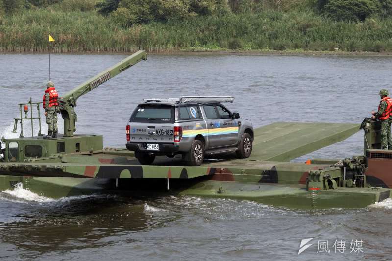 20191008-M3浮門橋車因具備水上浮游能力,更能以多輛併聯方式提供數十噸重的運載能力,已成為國內執行災害救援時的重要利器。圖為M3浮門橋車參與災防演練,載運中華電信車輛挺進災區。(蘇仲泓攝) 20191008-M3浮門橋車因具備水上浮游能力,更能以多輛併聯方式提供數十噸重的運載能力,已成為國內執行災害救援時的重要利器。圖為M3浮門橋車參與災防演練,載運中華電信車輛挺進災區。(蘇仲泓攝)