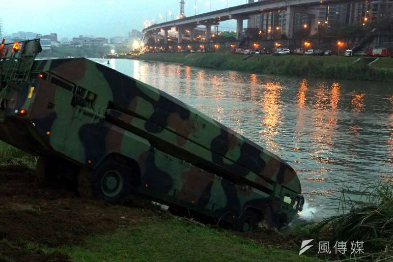 20191008-M3浮門橋車近年已成為國軍投入大型水域災害的救援利器,包括2015年2月所發生的復興航空基隆河空難,都能見到此車下水救援的身影。(蘇仲泓攝) 20191008-M3浮門橋車近年已成為國軍投入大型水域災害的救援利器,包括2015年2月所發生的復興航空基隆河空難,都能見到此車下水救援的身影。(蘇仲泓攝)