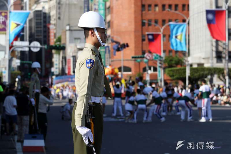 20191009-雙十國慶將至,國軍各單位加強預演。圖為府前標兵身影。(蘇仲泓攝) 20191009-雙十國慶將至,國軍各單位加強預演。圖為府前標兵身影。(蘇仲泓攝)