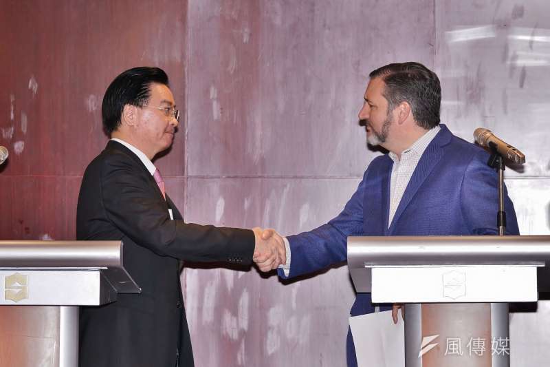 20191009-外交部舉辦「外交部長吳釗燮及美國 參議員克魯茲(Ted Cruz)聯合記者會」,會後兩人握手致意。(盧逸峰攝) 20191009-外交部舉辦「外交部長吳釗燮及美國 參議員克魯茲(Ted Cruz)聯合記者會」,會後兩人握手致意。(盧逸峰攝)