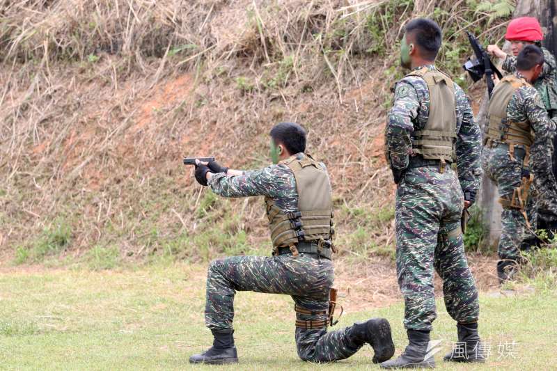 20191016-特勤隊員近年在高層觀念轉變、媒體發達下,陸續有幾次曝光的機會。圖為2017年,國防部在329青年節邀請高中生打靶,活動中亦安排陸戰特勤隊員實施精準射擊展示。(蘇仲泓攝) 20191016-特勤隊員近年在高層觀念轉變、媒體發達下,陸續有幾次曝光的機會。圖為2017年,國防部在329青年節邀請高中生打靶,活動中亦安排陸戰特勤隊員實施精準射擊展示。(蘇仲泓攝)