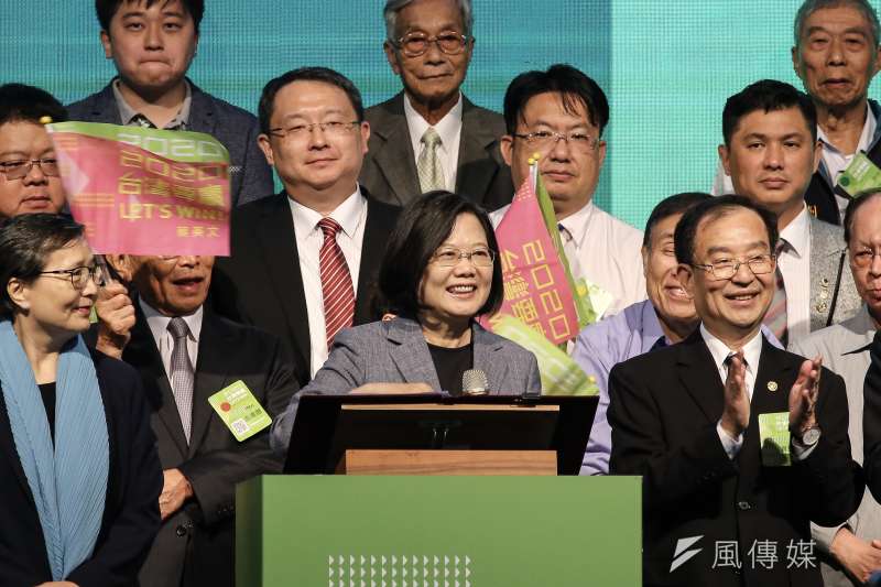 20191023-總統蔡英文出席2020蔡英文總統連任全國觀光旅遊後援會成立大會,並於上台致詞後與來賓合影留念。(陳品佑攝) 20191023-總統蔡英文出席2020蔡英文總統連任全國觀光旅遊後援會成立大會,並於上台致詞後與來賓合影留念。(陳品佑攝)
