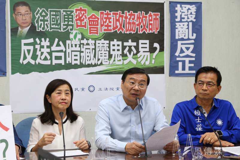 20191024-國民黨團總召曾銘宗(中)、立委林奕華、賴士葆24日召開「徐國勇密會陸政協牧師,反送台暗藏魔鬼交易?」記者會,並擺出「中共代理人,黃承國做先鋒?」標語。(顏麟宇攝) 20191024-國民黨團總召曾銘宗(中)、立委林奕華、賴士葆24日召開「徐國勇密會陸政協牧師,反送台暗藏魔鬼交易?」記者會,並擺出「中共代理人,黃承國做先鋒?」標語。(顏麟宇攝)