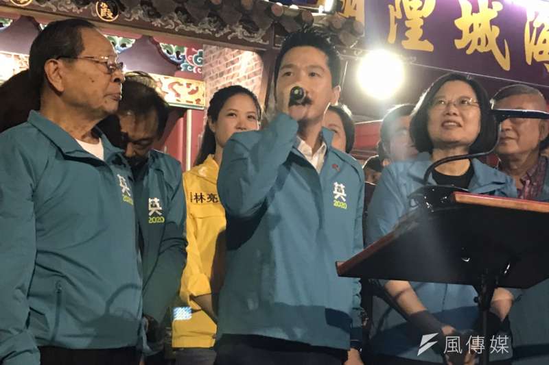 總統蔡英文陪台北市立委何志偉掃街。(黃信維攝) 總統蔡英文陪台北市立委何志偉掃街。(黃信維攝)