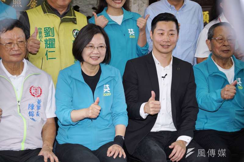 20191027-總統蔡英文27日陪同立委林昶佐參拜廣照宮。(盧逸峰攝) 20191027-總統蔡英文27日陪同立委林昶佐參拜廣照宮。(盧逸峰攝)