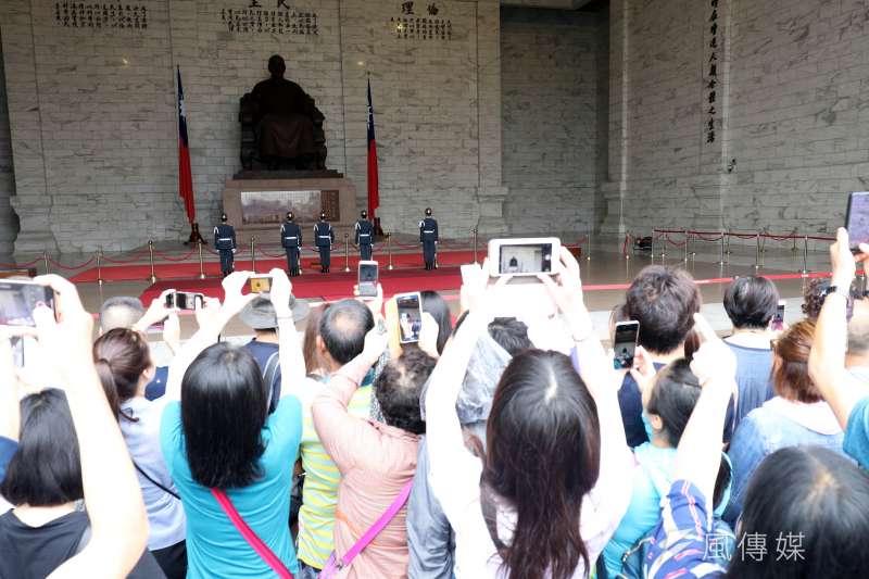 中正紀念堂等儀隊駐防點本身因是觀光景點，每到禮兵交接時段，總吸引各國遊客民眾搶拍。此次獨派團體在禮兵交接時間趁亂欲對蔣中正銅像潑漆，後遭制伏；而此此向來不動如山的禮兵也加入圍捕行列，引發關注。（蘇仲泓攝）