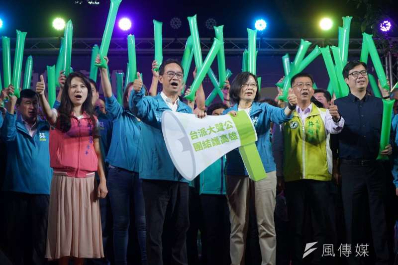 總統蔡英文(右三)、行政院副院長陳其邁(右一)、立委許智傑(右二)和多名民進黨籍市議員皆出席活動。(圖/徐炳文攝) 總統蔡英文(右三)、行政院副院長陳其邁(右一)、立委許智傑(右二)和多名民進黨籍市議員皆出席活動。(圖/徐炳文攝)