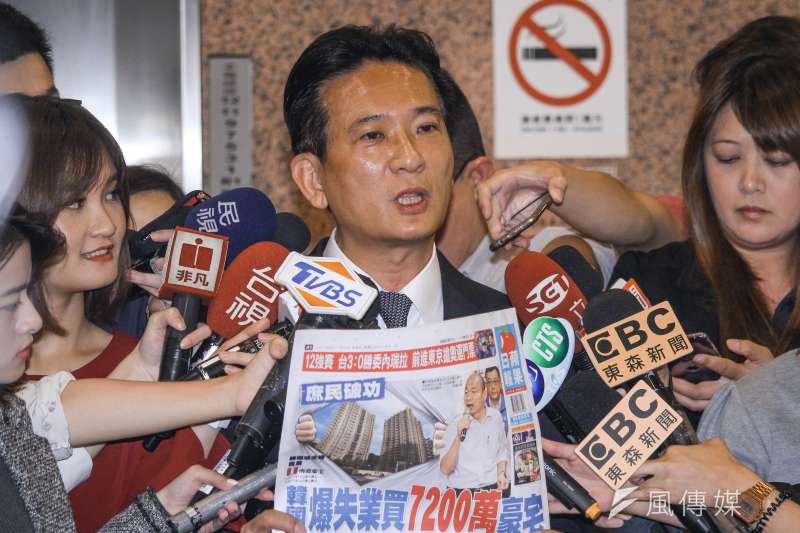 20191107-立委林俊憲出示證據指控高雄市長韓國瑜「庶民」買豪宅竟施壓業主台肥借款說明會。(蔡親傑攝) 20191107-立委林俊憲出示證據指控高雄市長韓國瑜「庶民」買豪宅竟施壓業主台肥借款說明會。(蔡親傑攝)