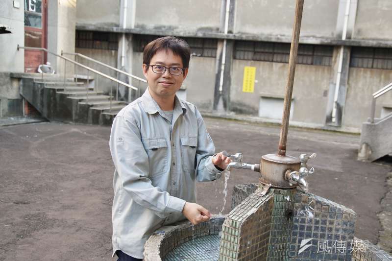 20191111-國家鐵道博物館籌備處主任洪致文11日接受《風傳媒》專訪,與園區內列為古蹟的洗手台合影。(盧逸峰攝) 20191111-國家鐵道博物館籌備處主任洪致文11日接受《風傳媒》專訪,與園區內列為古蹟的洗手台合影。(盧逸峰攝)