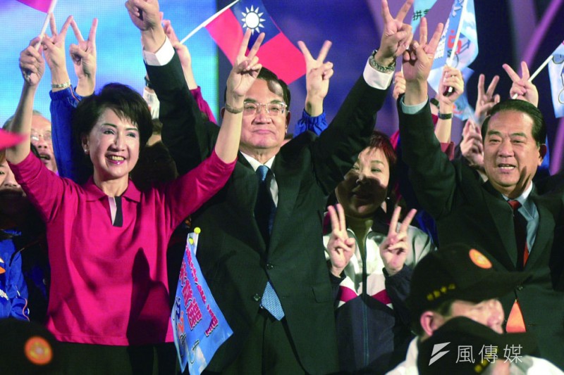 2004年宋楚瑜(右)屈就連戰(中)當副手,仍無法在總統戰局取勝。(林瑞慶攝) 2004年宋楚瑜(右)屈就連戰(中)當副手,仍無法在總統戰局取勝。(林瑞慶攝)