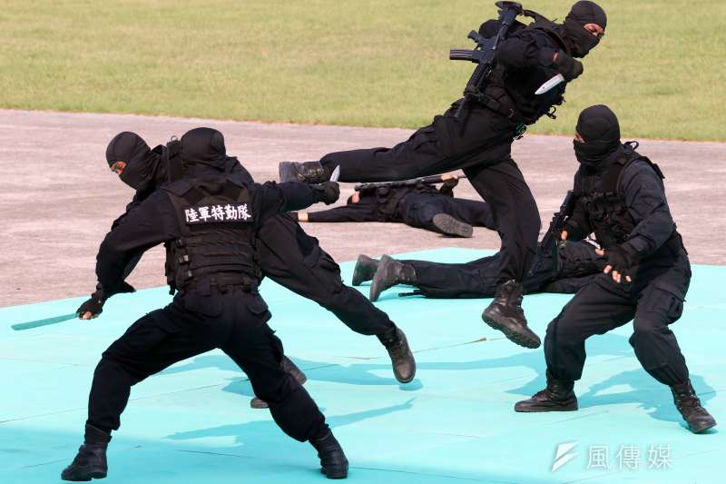 20191127-軍方頂尖特勤隊在戰時都有可能需要滲透敵後,過去亦在操演中,展現偷偷將敵衛哨人員悄悄「摸掉」的能力,然這都突顯軍人所學之戰技,最根本的目的就是要殺敵。(蘇仲泓攝) 20191127-軍方頂尖特勤隊在戰時都有可能需要滲透敵後,過去亦在操演中,展現偷偷將敵衛哨人員悄悄「摸掉」的能力,然這都突顯軍人所學之戰技,最根本的目的就是要殺敵。(蘇仲泓攝)